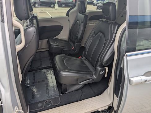 Used 2023 Chrysler Pacifica Touring-L image 11