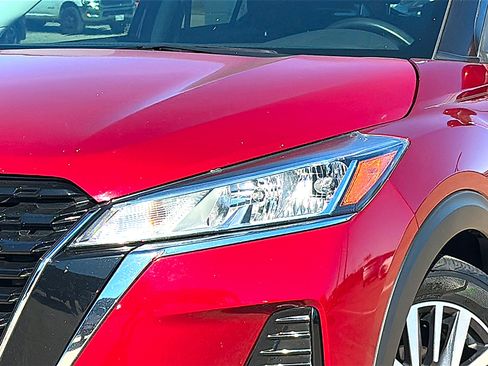 Used 2023 Nissan Kicks SV image 4