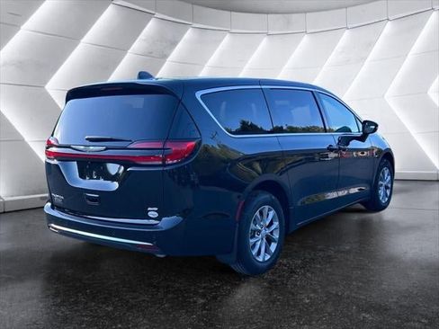 New 2026 Chrysler Pacifica Select image 20