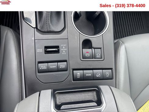 Used 2022 Toyota Highlander XLE AWD/4WD image 18