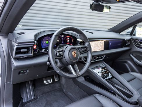 Certified 2026 Porsche Macan 4S Electric AWD/4WD image 3