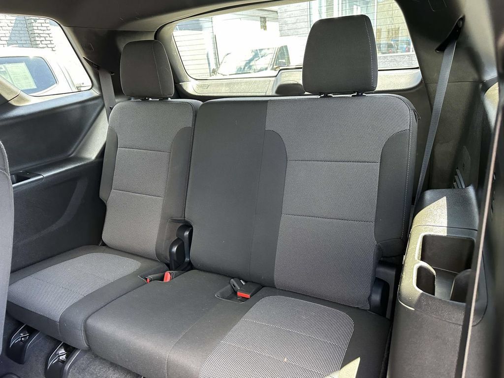 Used 2023 Chevrolet Traverse LT FWD image 9
