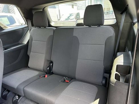 Used 2023 Chevrolet Traverse LT FWD image 9
