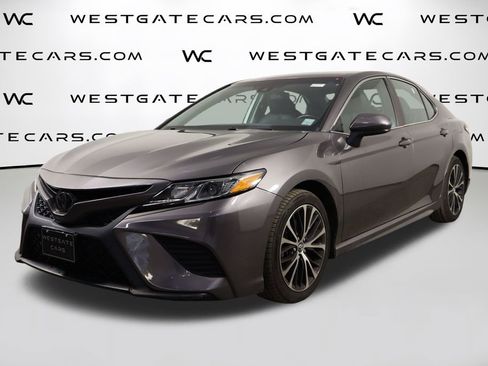 Used 2018 Toyota Camry SE image 1