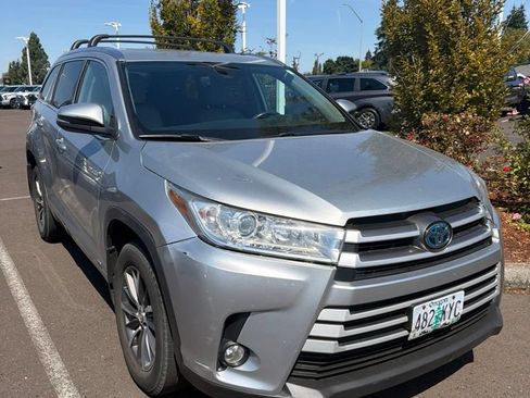 Certified 2018 Toyota Highlander XLE AWD/4WD image 2