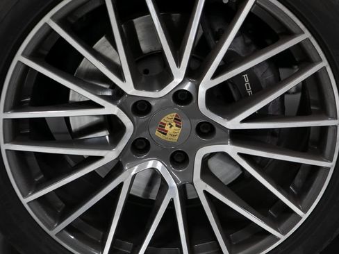 Certified 2022 Porsche Cayenne image 11