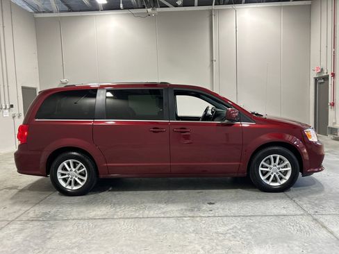 Used 2020 Dodge Grand Caravan SXT w/ Driver Convenience Group FWD image 5