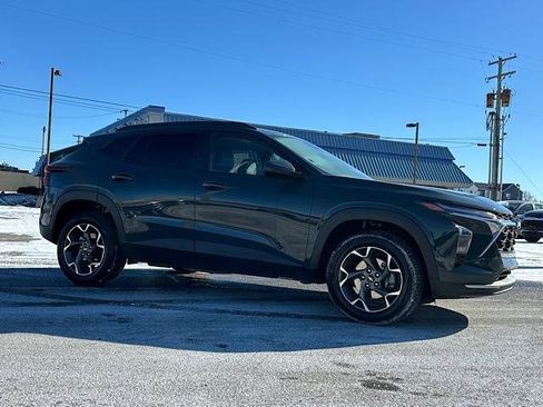 Used 2025 Chevrolet Trax LT w/ Sunroof Package image 8