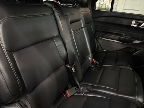Used 2020 Ford Explorer XLT w/ Equipment Group 202A AWD/4WD image 31