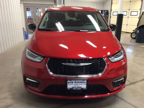 Used 2024 Chrysler Pacifica Touring-L image 9