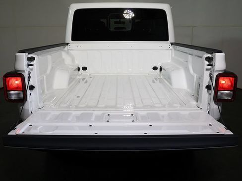 Used 2023 Jeep Gladiator Rubicon w/ Cold Weather Group AWD/4WD image 10