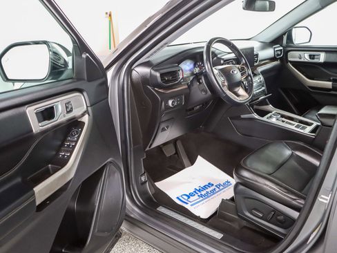 Used 2022 Ford Explorer Limited w/ Equipment Group 301A RWD image 3