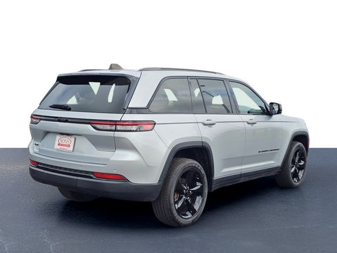 Used 2023 Jeep Grand Cherokee Altitude AWD/4WD image 8