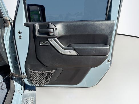 Used 2015 Jeep Wrangler Unlimited Sahara w/ Connectivity Group AWD/4WD image 27