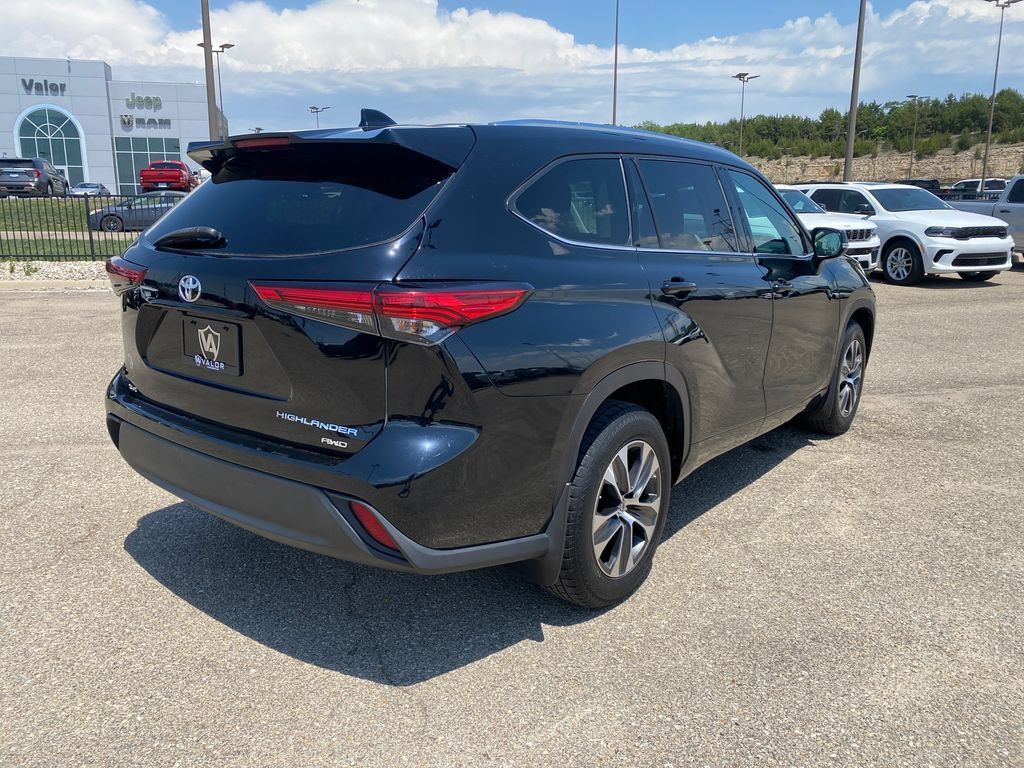 Used 2021 Toyota Highlander XLE AWD/4WD image 14