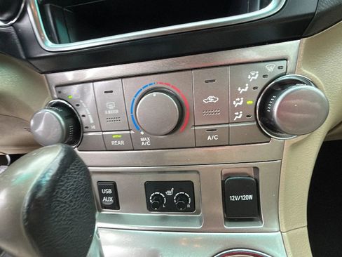 Used 2013 Toyota Highlander SE image 30