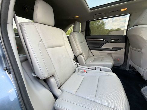 Used 2015 Toyota Highlander Limited Platinum AWD/4WD image 18