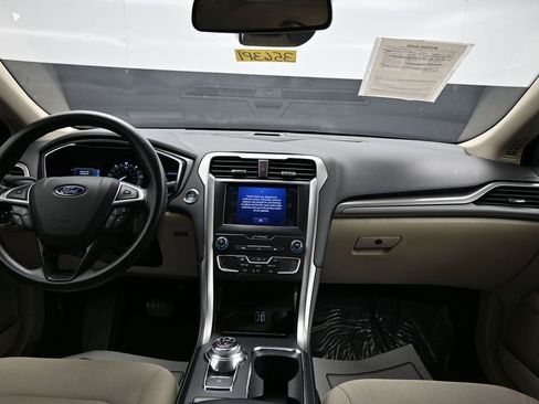 Used 2020 Ford Fusion SE FWD image 12