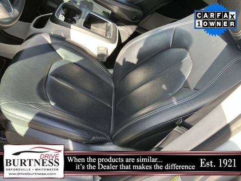 Used 2024 Chrysler Pacifica Touring-L FWD image 29