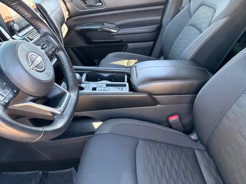 Certified 2025 Nissan Pathfinder SV FWD image 17
