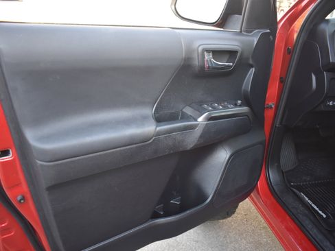 Used 2020 Toyota Tacoma TRD Sport w/ Technology Package image 25