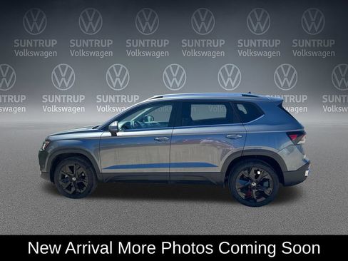 Used 2025 Volkswagen Taos SE w/ Panoramic Sunroof Package FWD image 3