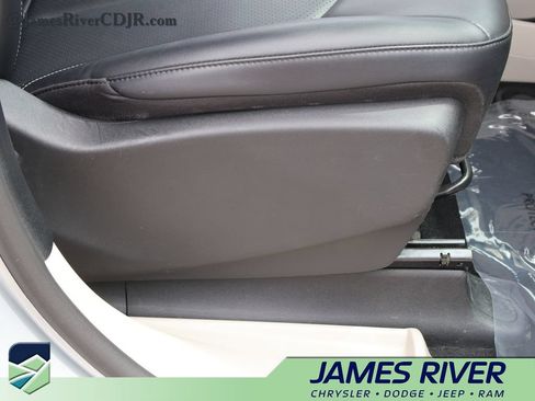 Used 2024 Chrysler Pacifica Touring-L FWD image 9