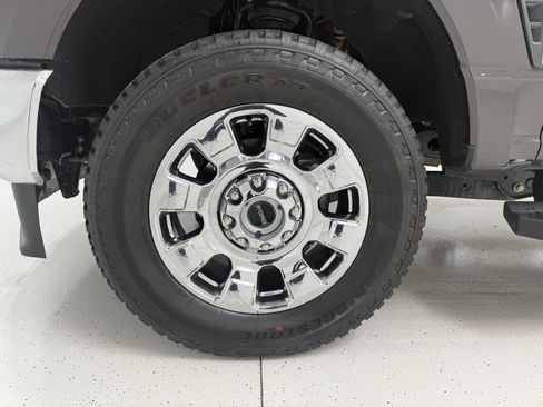Used 2025 Ford F350 Lariat w/ Chrome Package image 13