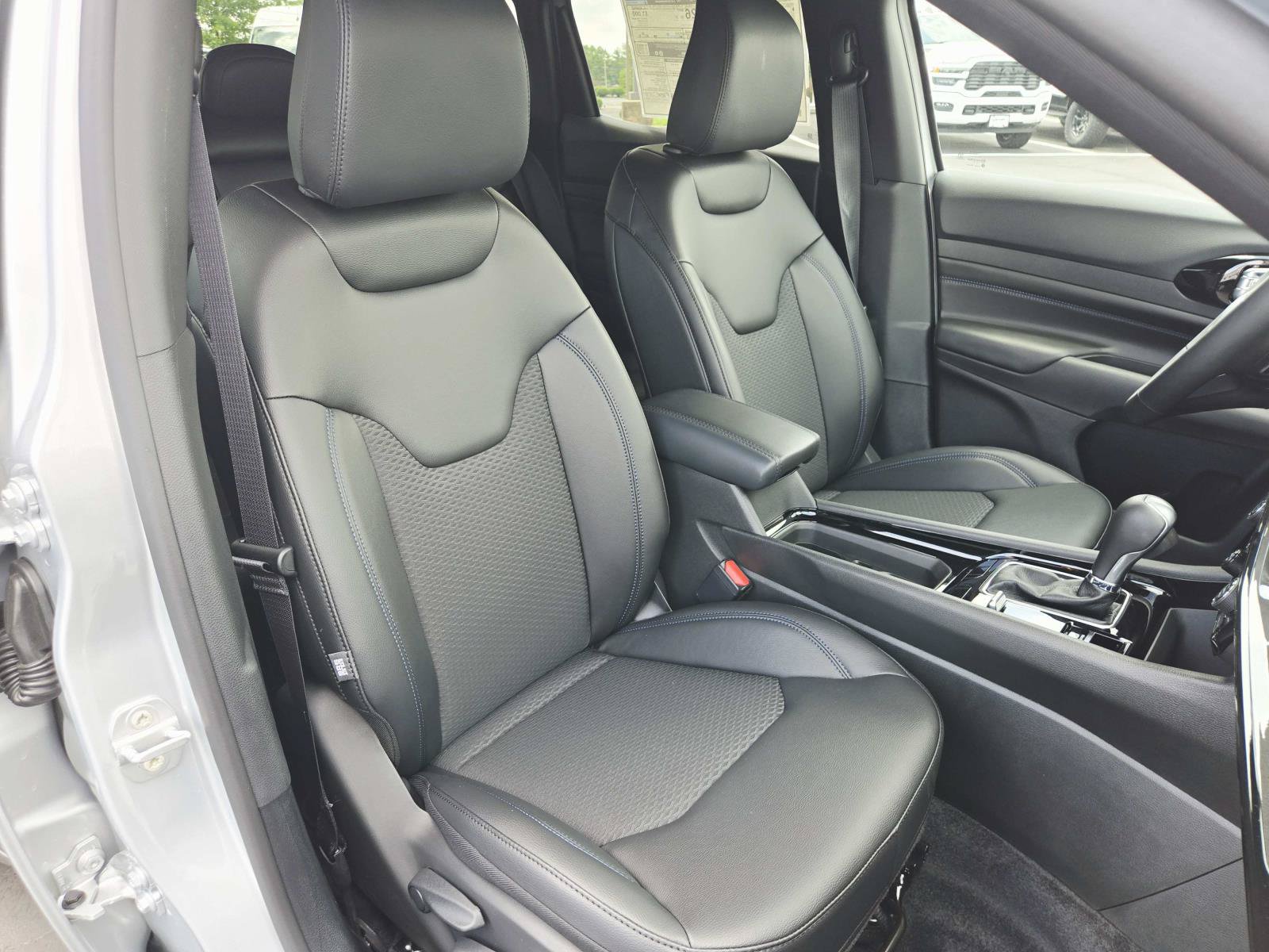 Used 2026 Jeep Compass Latitude AWD/4WD image 16