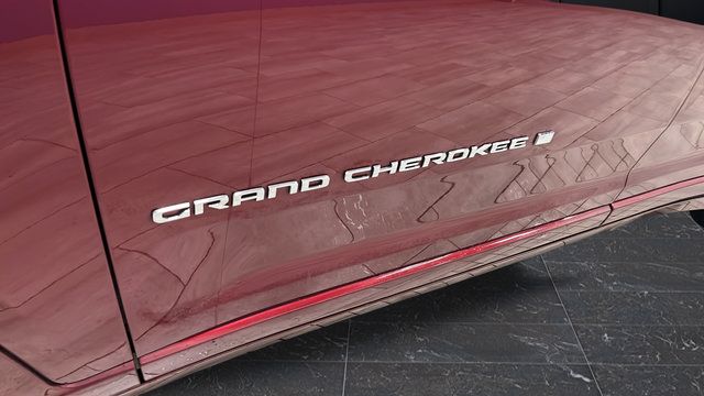 Used 2023 Jeep Grand Cherokee Overland w/ Luxury Tech Group IV AWD/4WD image 43