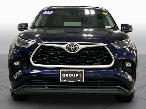 Used 2022 Toyota Highlander XLE AWD/4WD image 4