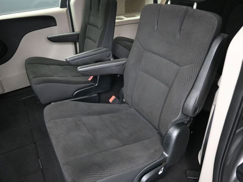 Used 2018 Dodge Grand Caravan SE w/ UConnect Hands-Free Group image 21