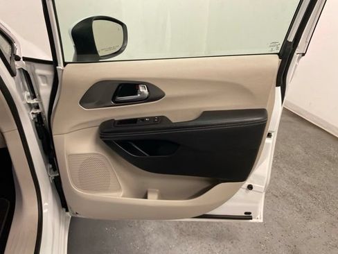 Used 2023 Chrysler Pacifica Touring-L FWD image 24