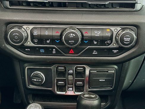 Used 2024 Jeep Wrangler Unlimited w/ Convenience Group AWD/4WD image 17
