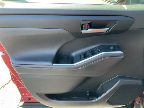 Used 2023 Toyota Highlander XLE image 4