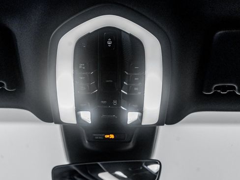 Certified 2025 Porsche Macan image 31