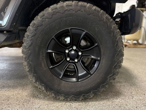 Used 2018 Jeep Wrangler Unlimited Sahara AWD/4WD image 27