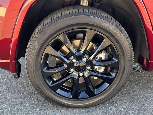 Used 2022 Jeep Grand Cherokee Laredo X image 12