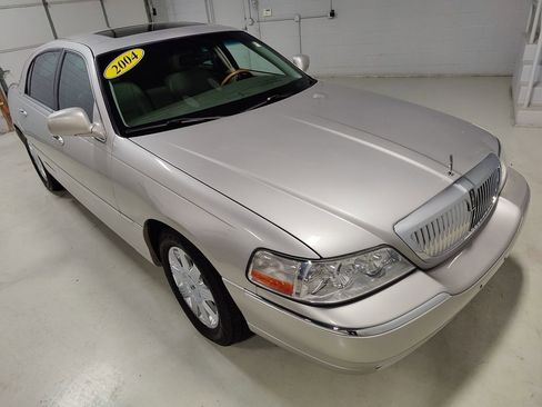 Used 2004 Lincoln Town Car Ultimate image 3