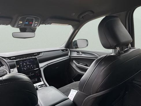 Used 2024 Jeep Grand Cherokee Altitude image 11