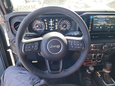 Used 2025 Jeep Gladiator Rubicon w/ Convenience Group image 11