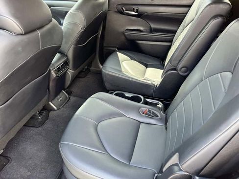 Used 2020 Toyota Highlander XLE image 18