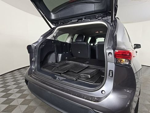 Used 2023 Toyota Highlander XLE image 12
