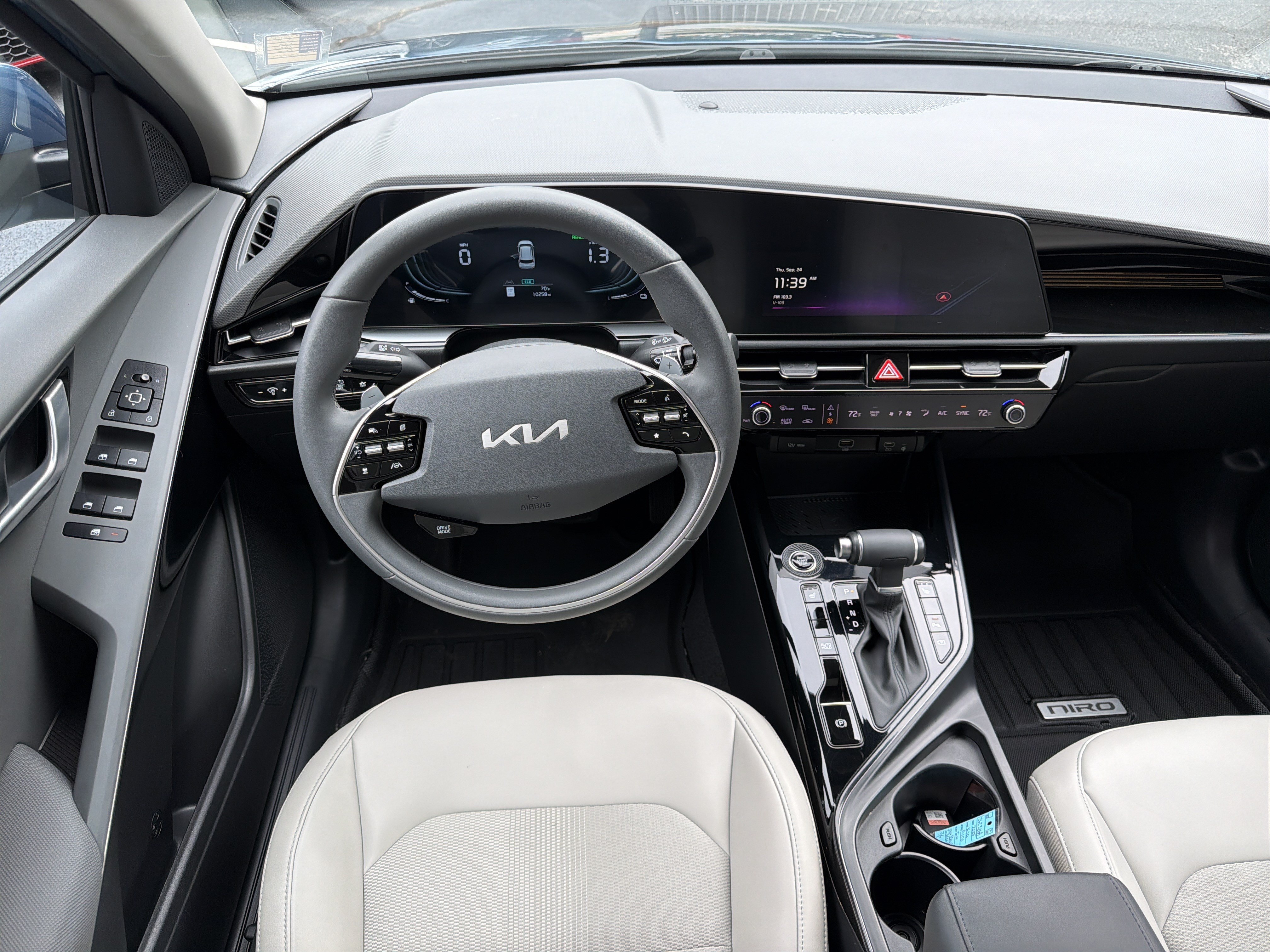 Used 2025 Kia Niro EX FWD image 22