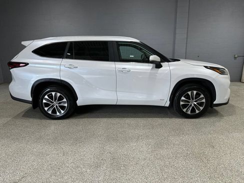 Certified 2026 Toyota Highlander XLE AWD/4WD image 3