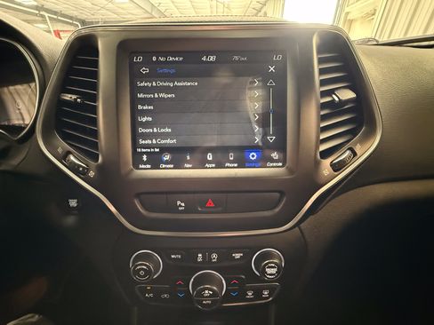 Used 2020 Jeep Cherokee Trailhawk AWD/4WD image 37