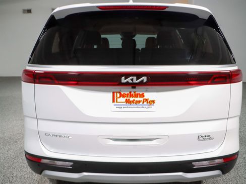 Used 2024 Kia Carnival LX FWD image 8