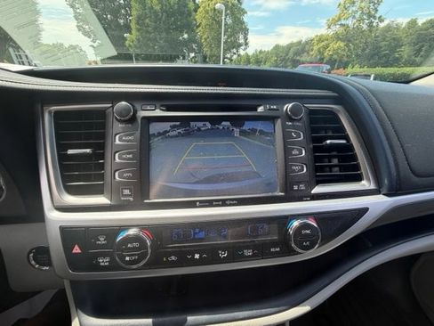 Used 2018 Toyota Highlander Limited FWD image 11