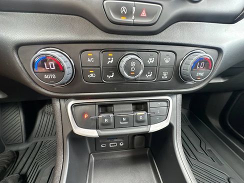 Used 2024 GMC Terrain SLT AWD/4WD image 32