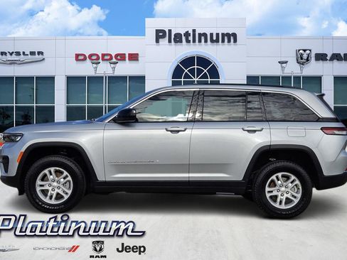 New 2025 Jeep Grand Cherokee Laredo image 3